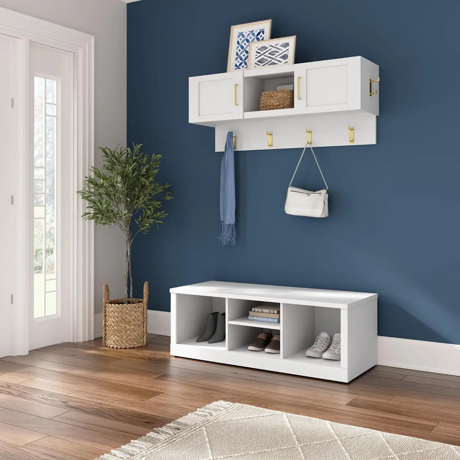 

Встраиваемая мебель Hampton Entryway Storage Set с 48W скамейкой для обуви и настенной полкой для пальто в белом фойе