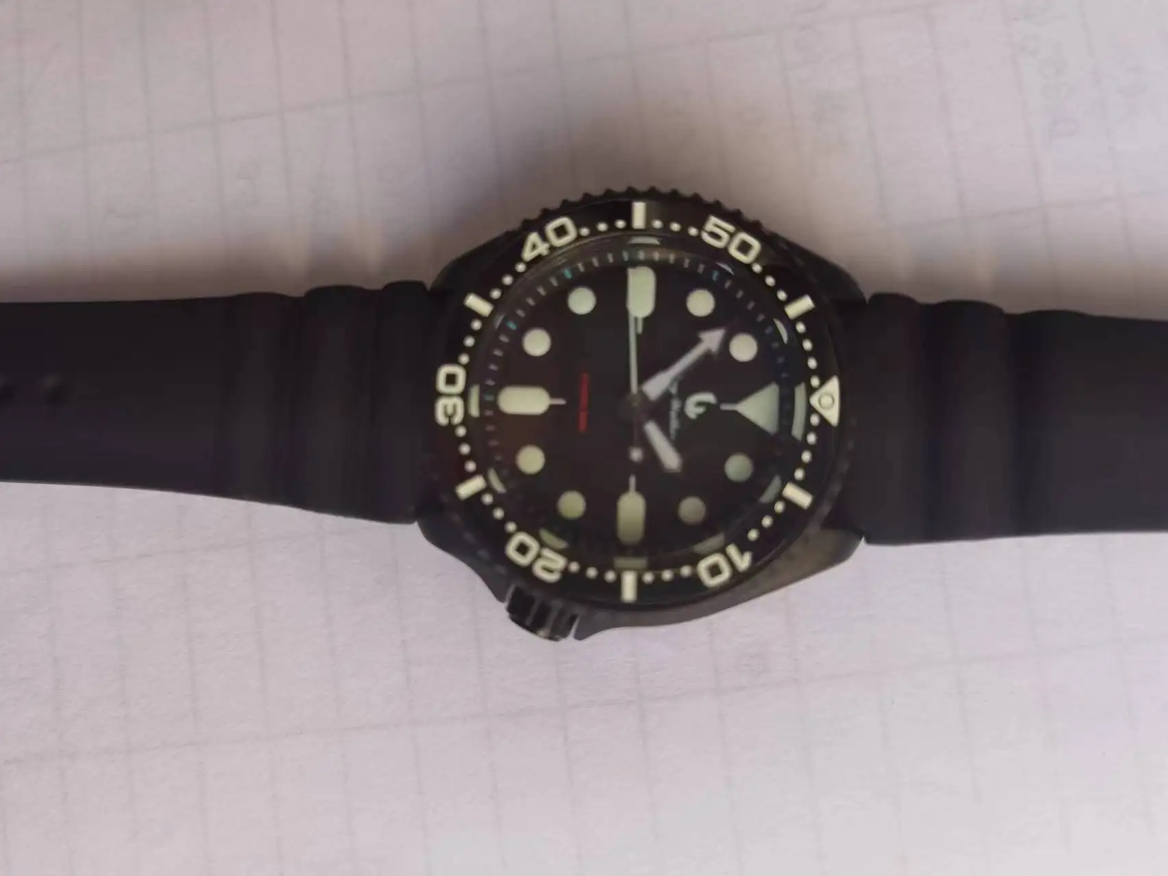 300MDiversWatchWithHeliumReleaseValveAndSuperBGW9LuminousStainlessSteelCase