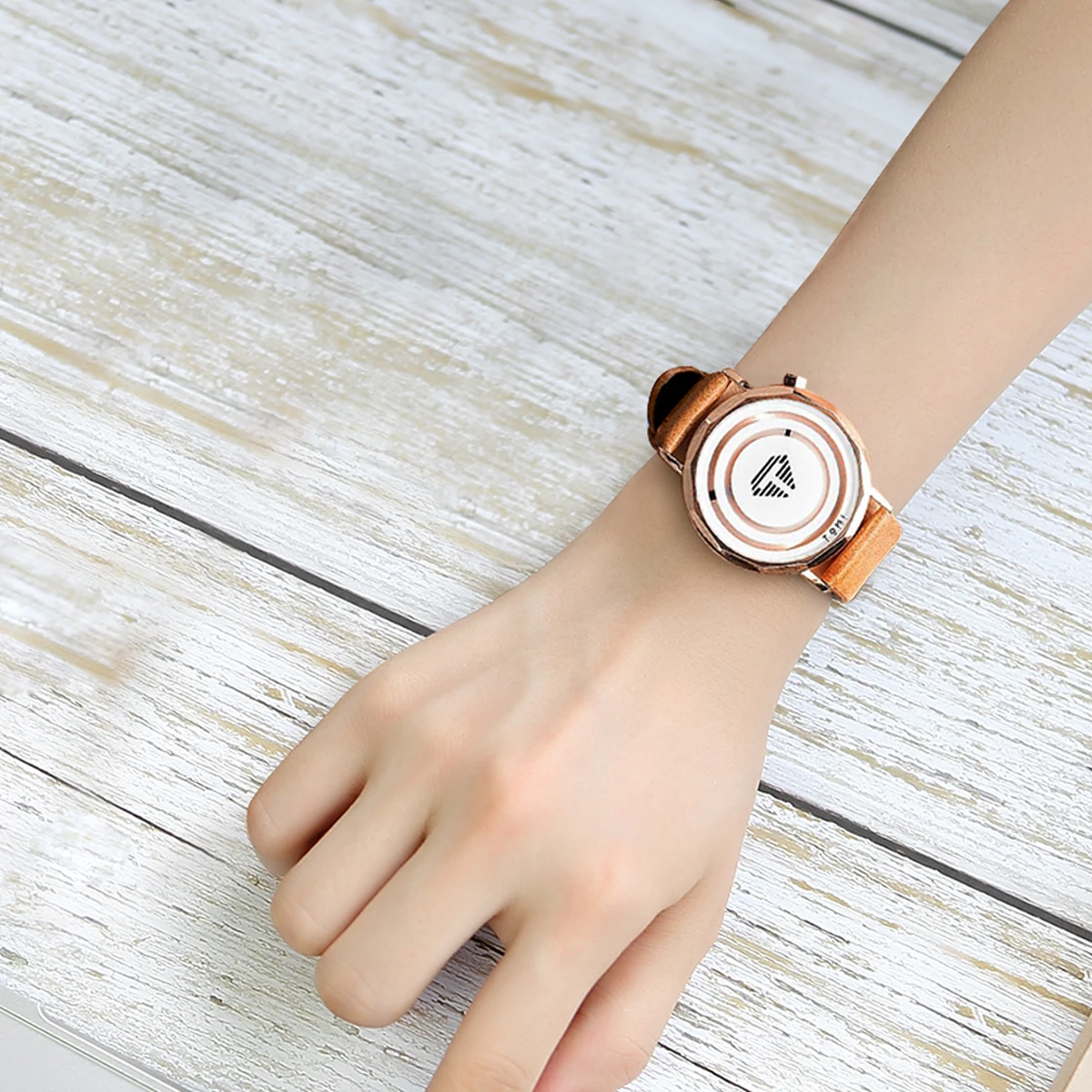 ساعة جلد اسود وذهبي