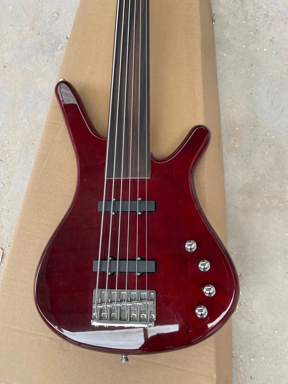 6 Strings Electric Bass Guitar with Chrome Hardware,Rosewood Fretboard,Fretless,Provide Customized Service