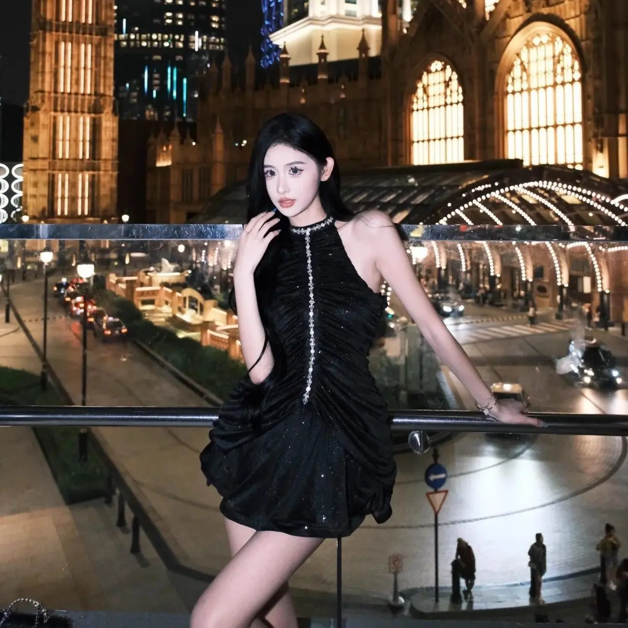 فستان فرنسي أنيق بدون أكمام من حجر الراين فستان قصير ملفوف على الخصر وكشكشة للحفلات المسائية فستان صيفي فاخر للتخسيس