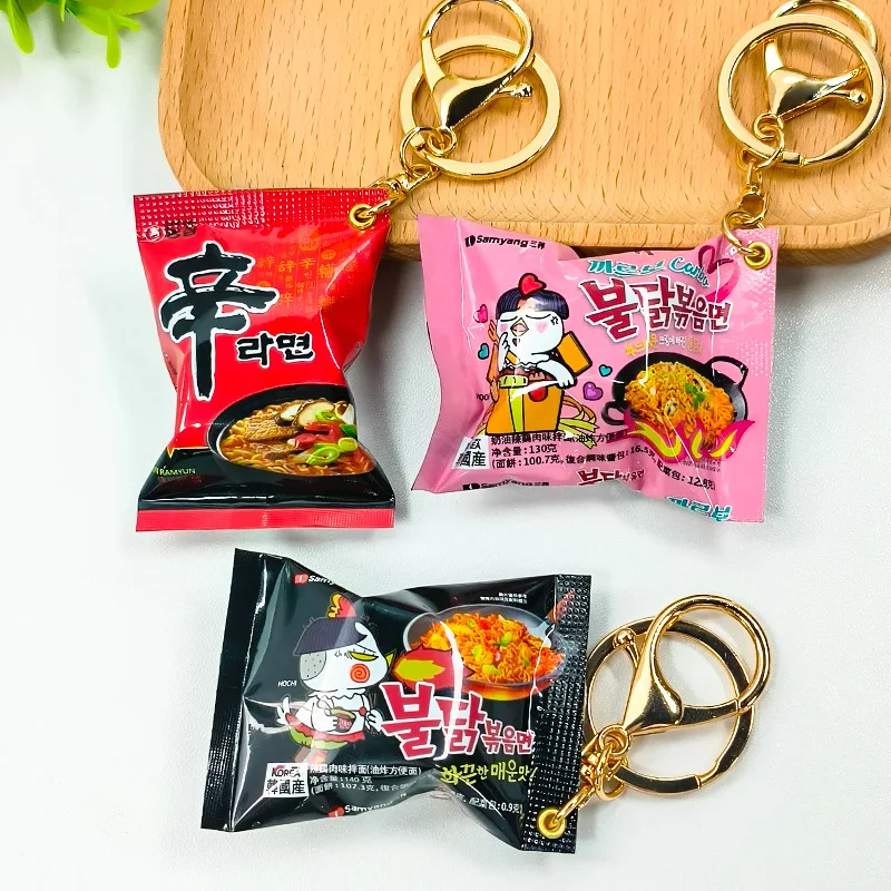 ZAKOL 3 stücke Spaß Simulation Instant Nudeln Schlüsselbund Koreanische Lebensmittel Tasche Anhänger Türkei Nudel Kreative Tasche Zubehör Weihnachten Geschenk