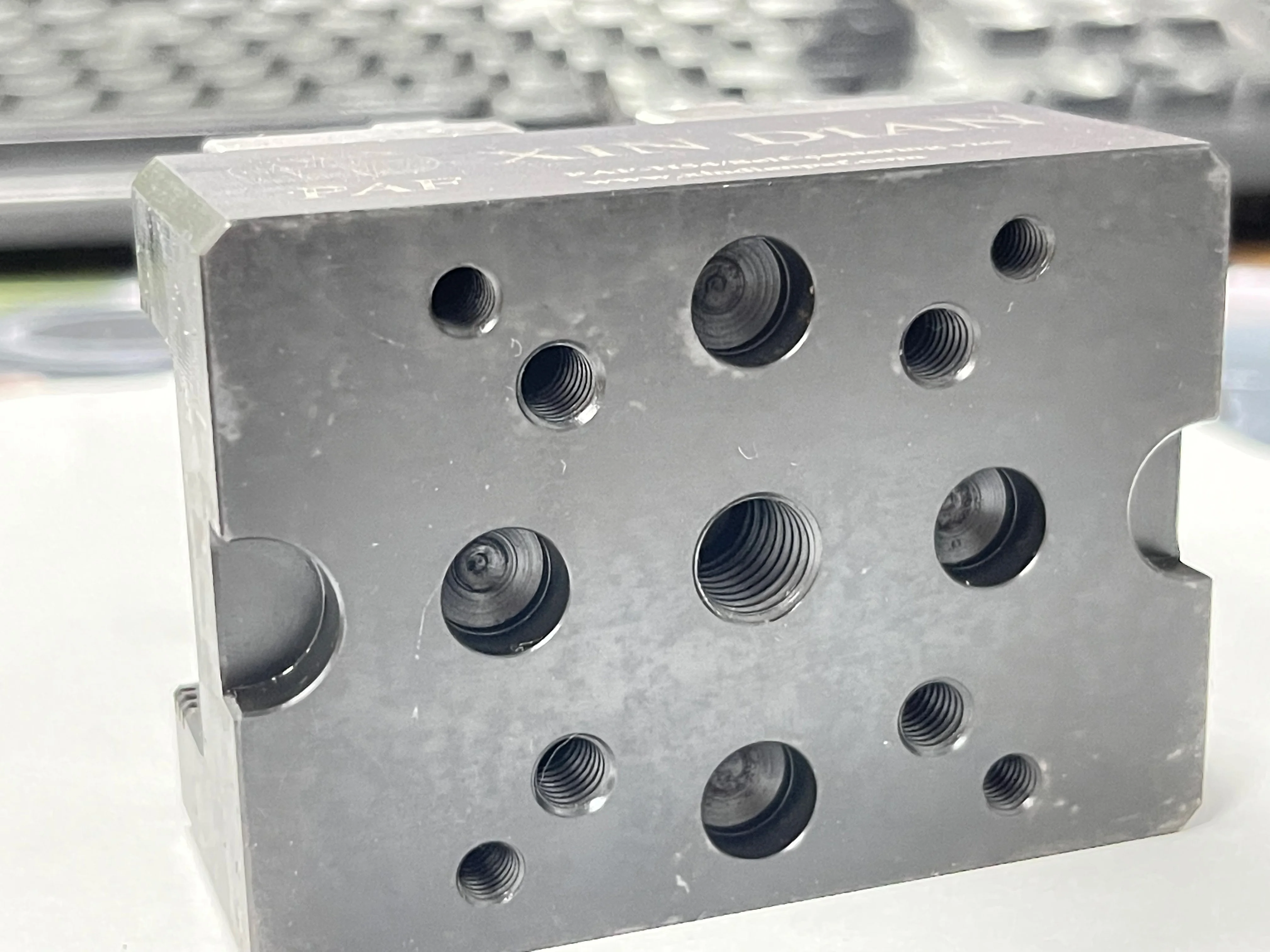 CNC  ͸ ̽, 4  5    ġ, EDM     ǰ  е