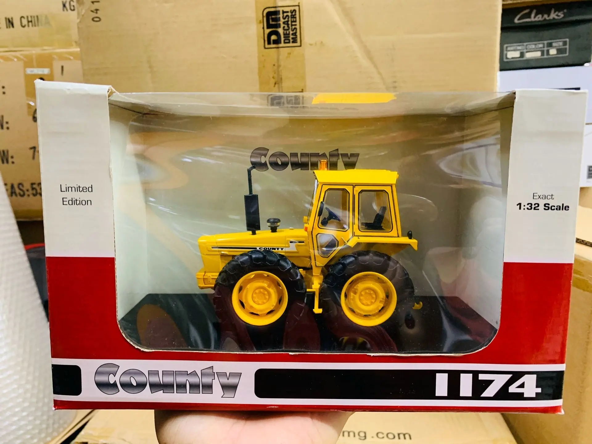 1:32 Scale Die-Cast Model County 1174 White & Red Edition 1000 Pie Agricultural Tractor UH6214 New in Box