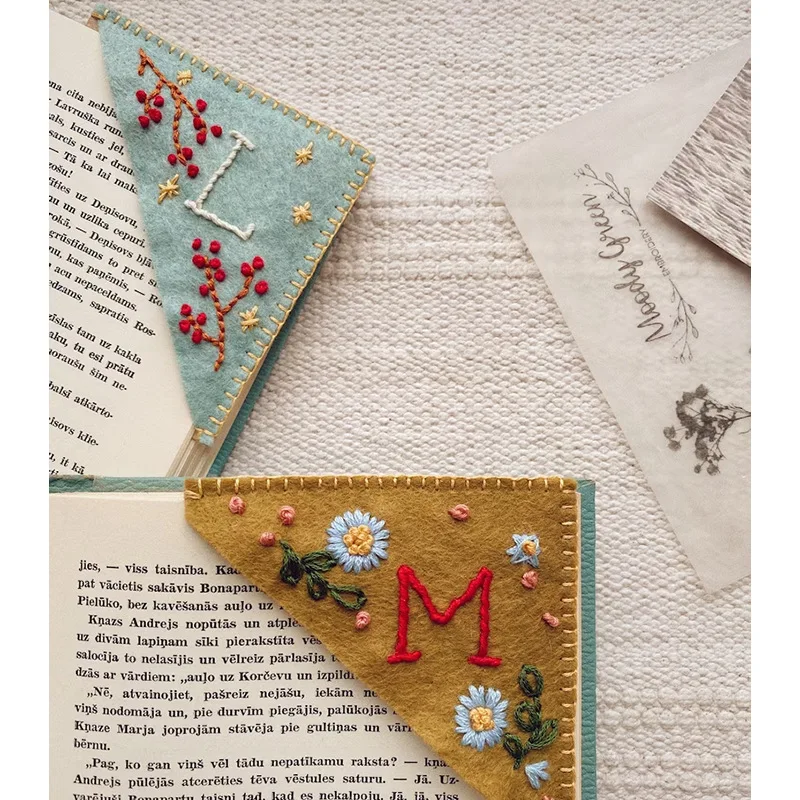 26 Letters Hand Embroidered Corner Bookmarks Felt Triangle Label Bookmarks Student Stationery Office Supplies