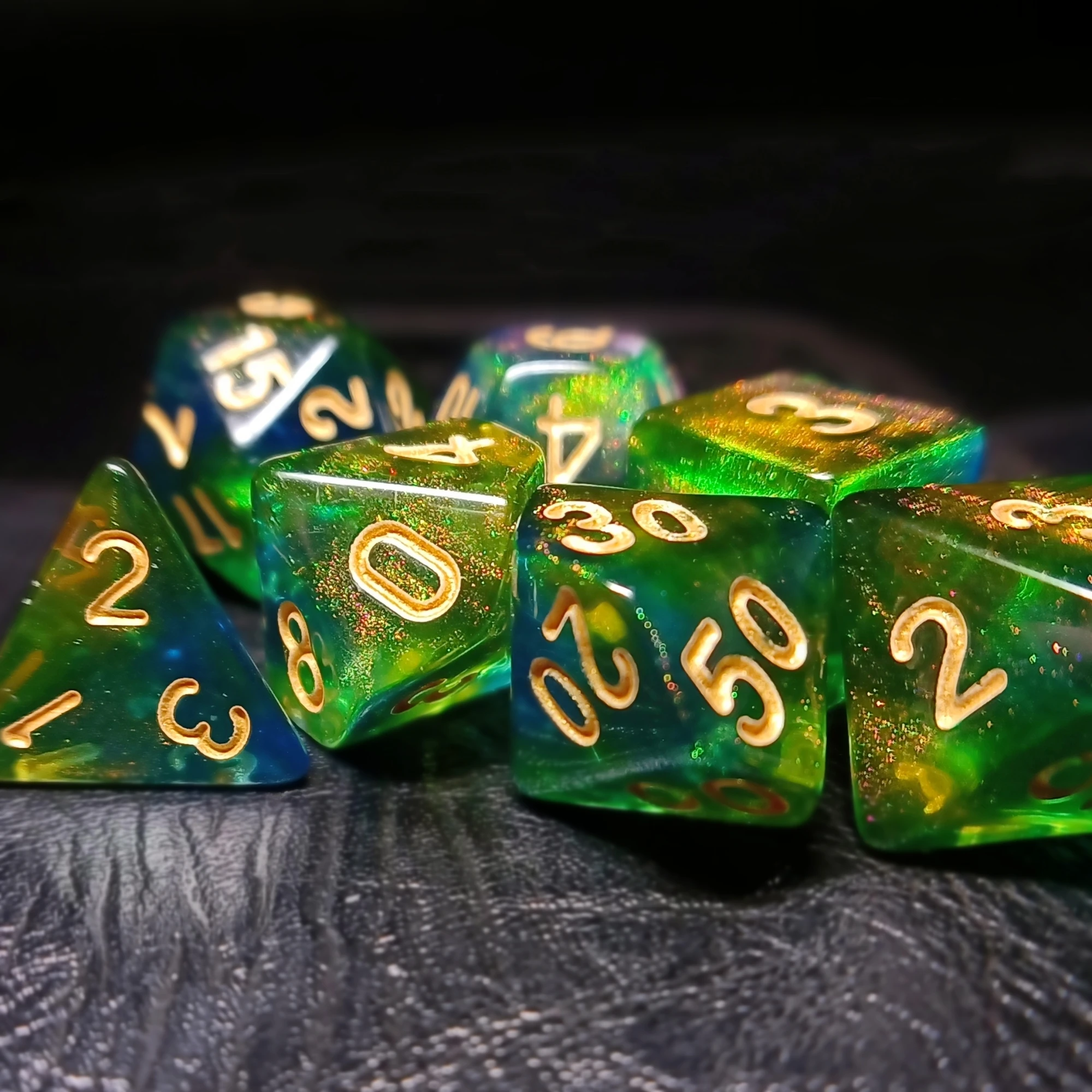 7Pcs/Set Green Gold Transparent Starry Sky Galaxy Dice D&D COC Dice D4 D6 D8 D10 D% D12 D20 Table Games DND RPG Dice Set смартфон samsung galaxy s23 8 128gb sm s911bzgbmea green