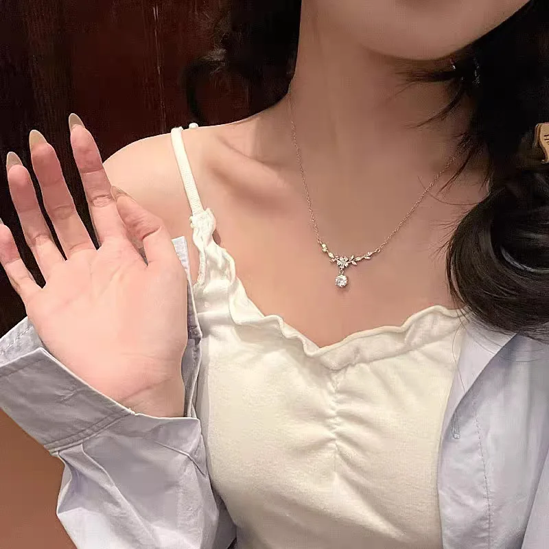 قلادة زهرية ناعمة بتعليقة لامعة