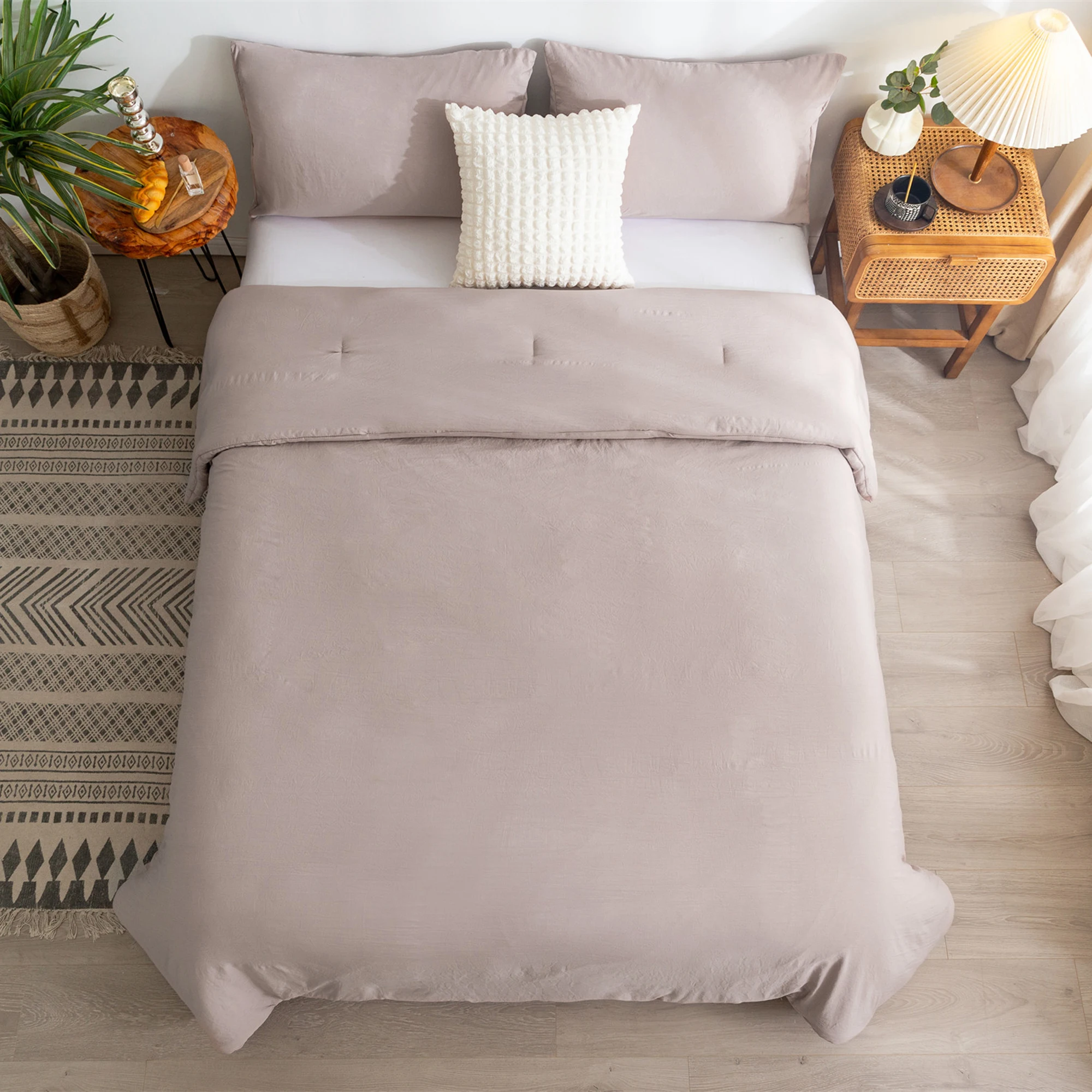 

Solid Soft Lightweight Quilt All Seasons Bedding Comforter Queen/Full Bed Quilt Set Beige Comforter & 2 Pillow Shams