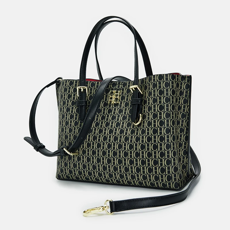 حقيبة يد نسائية من CH، تتميز بسعة كبيرة وتصميم حرو...