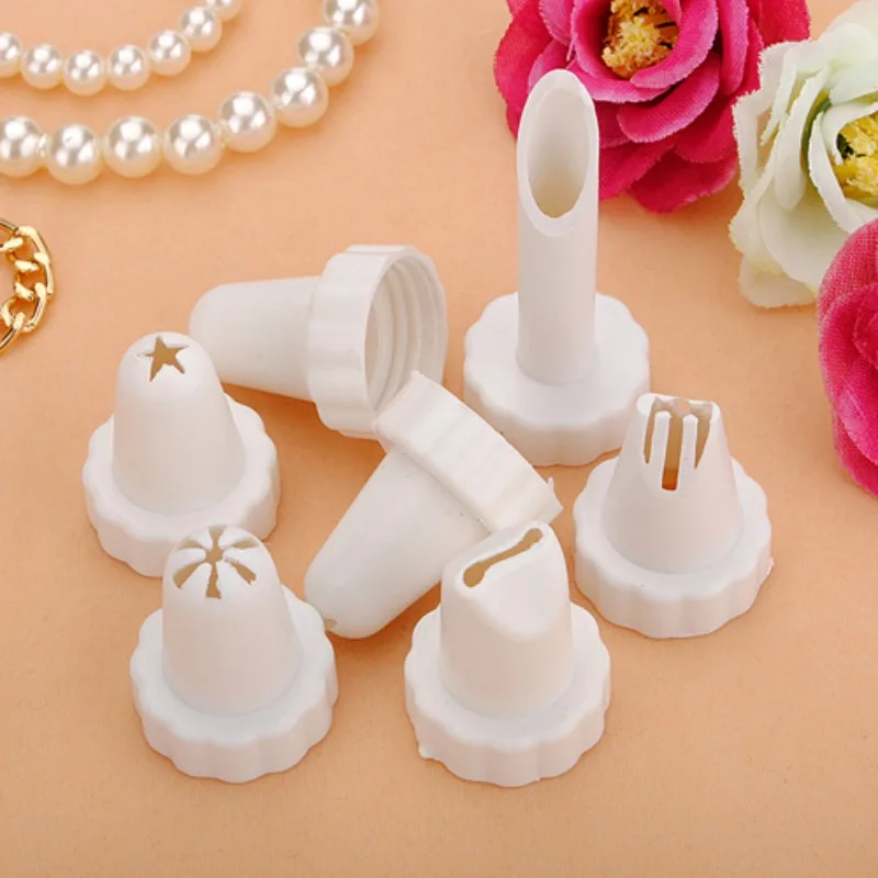 7-Piece Cake Decorating Kit with Multiple Piping Nozzles Baking Essentials for Cupcakes Cookies DIY Cake and Biscuit Art Tool