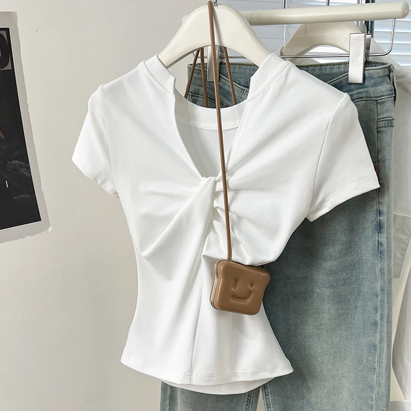 تي شيرت صيفي نسائي جديد موديل 2025 برقبة على شكل حرف v ملابس خروج نسائية بيضاء على الموضة 100% قطن أسود تي شيرت للصيف 2
