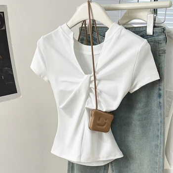 تي شيرت صيفي نسائي جديد موديل 2025 برقبة على شكل حرف v ملابس خروج نسائية بيضاء على الموضة 100% قطن أسود تي شيرت للصيف 2