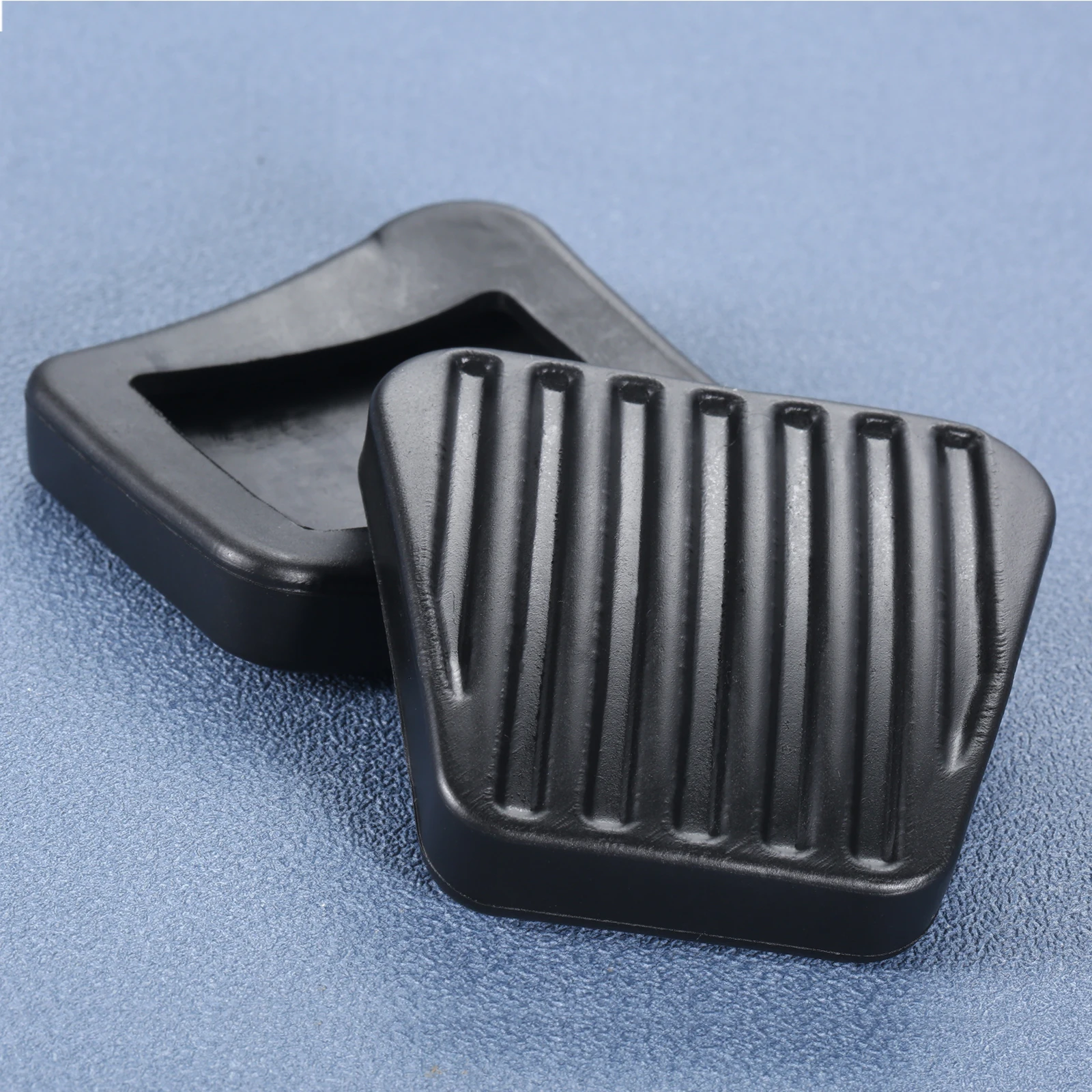 2Pcs Auto Car Brake Clutch Pedal Pad Covers 560808 560810 560814 for Opel Vauxhall Corsa B Vectra A Kadett Tigra Astra F Ascona