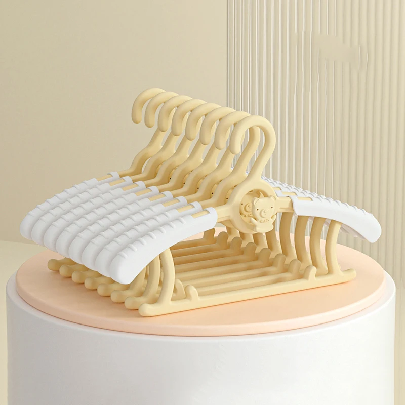 Рисунок 3 - Напольные эстетические вешалки для одежды для балкона