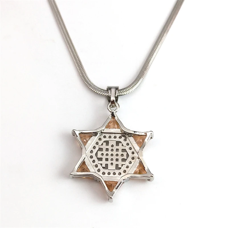 Collier sur fond sombre