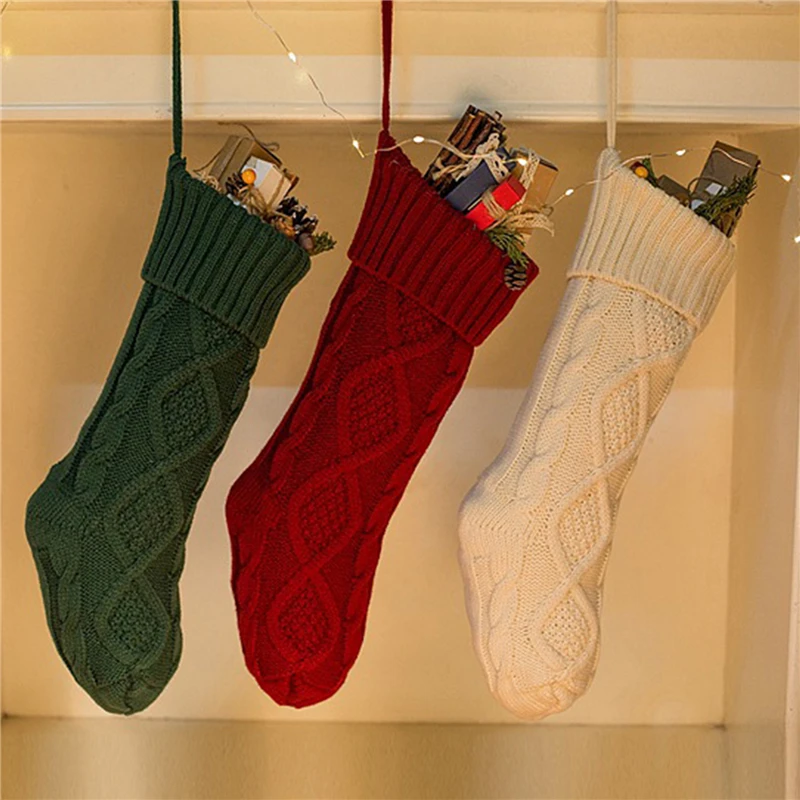 Lot De 4 Chaussettes De Noël à Suspendre - 22x15 Cm, Tissu Non Tissé, Motifs Flocons De Neige Et Sapins