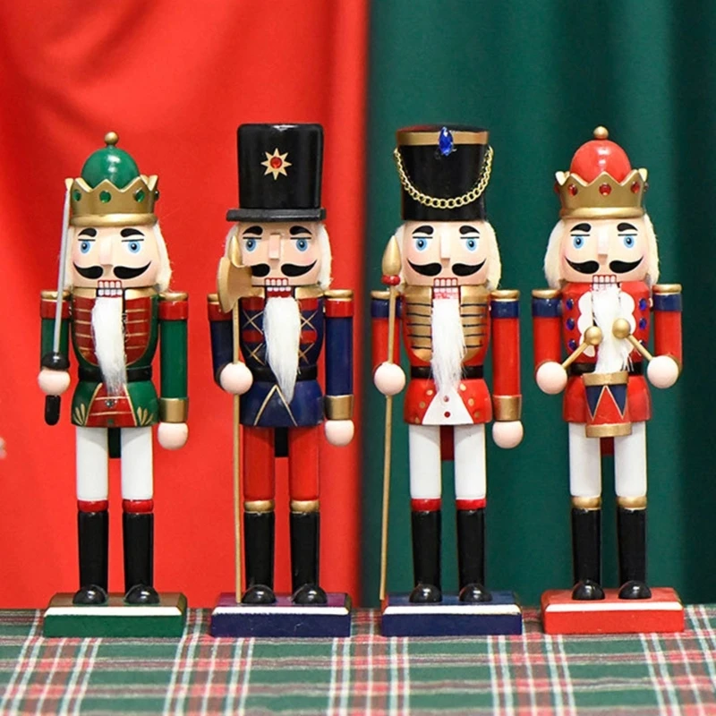 

Деревянный солдат ручной работы с четкими резными украшениями, изысканный внешний вид