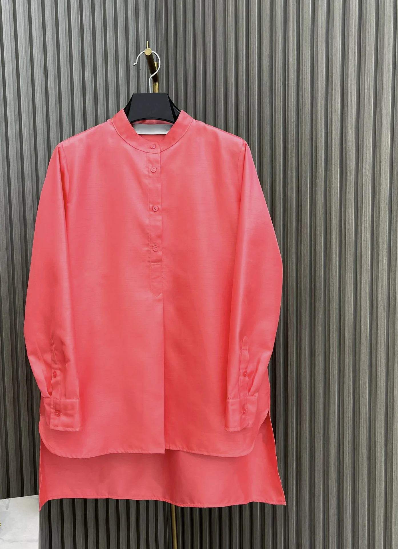 

2023Solid color embroidered shirt, the version is very wide and stylish and single wear inside match will not go wrong720