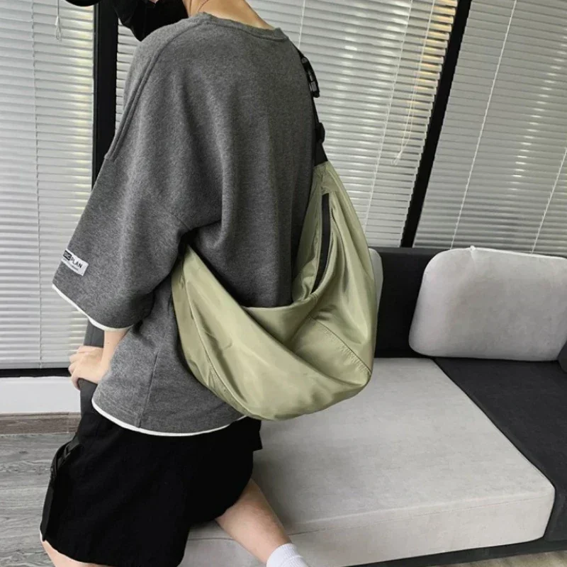 Borse a tracolla da uomo tinta unita di grande capacità Hobos unisex Harajuku stile giapponese borsa da viaggio impermeabile in nylon con cerniera - immagine 4