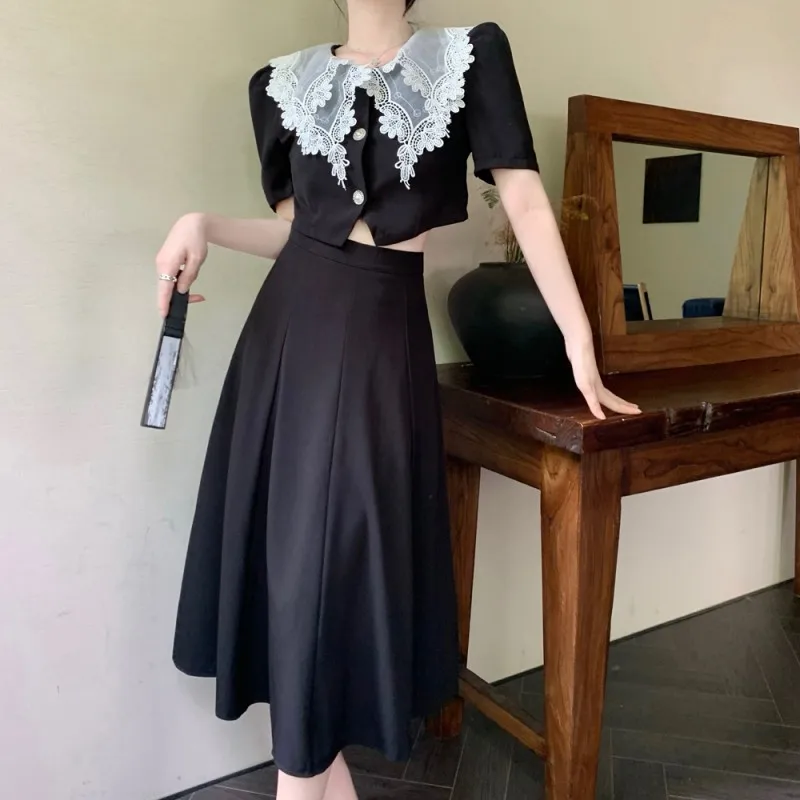 

Женская блузка с коротким рукавом и отложным воротником и длинная юбка