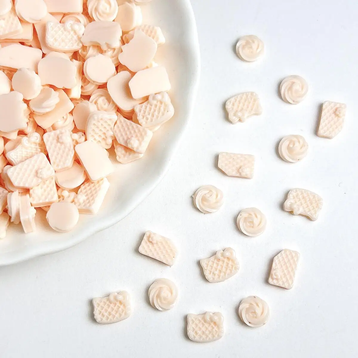 50PCS 빛나는 크리 에이 티브 노치 비스킷 수지 네일 아트 장식 귀여운 솔리드 컬러 고양이 머리 쿠키 네일 매력 DIY 손톱 부품