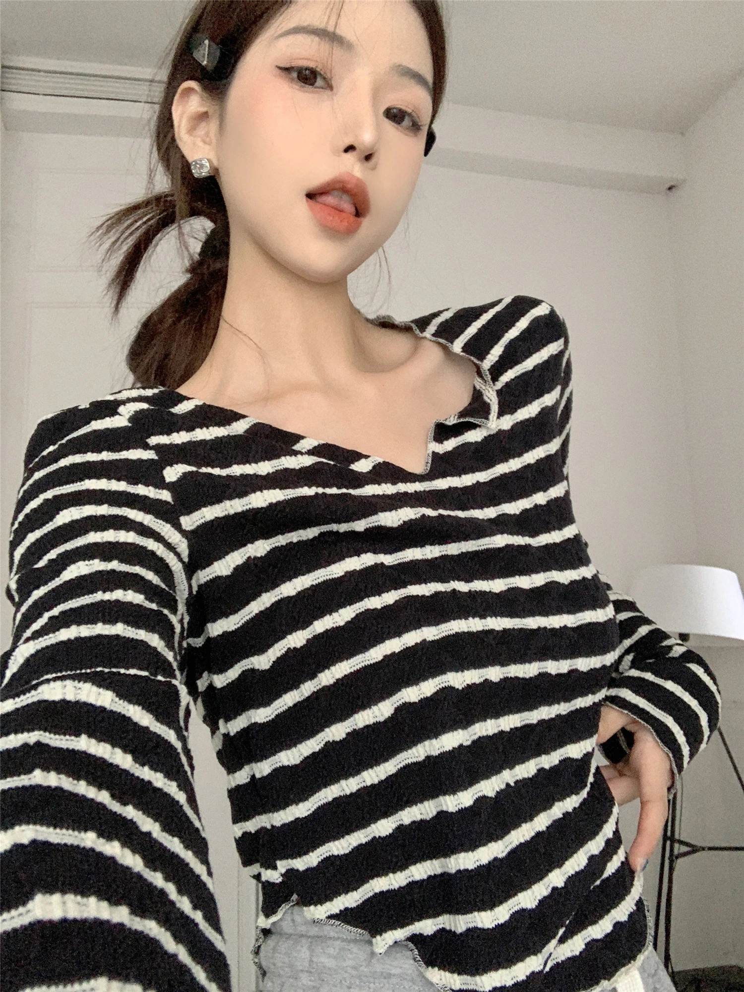

Fungus V-neck Long-sleeved Bottoming Shirt for Women in Autumn Korean Style Irregular Black and White Striped Hot Girl Short Top