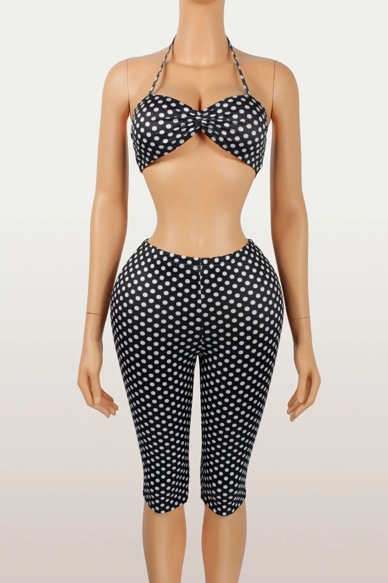 pogled sa strane na usklađeni outfit