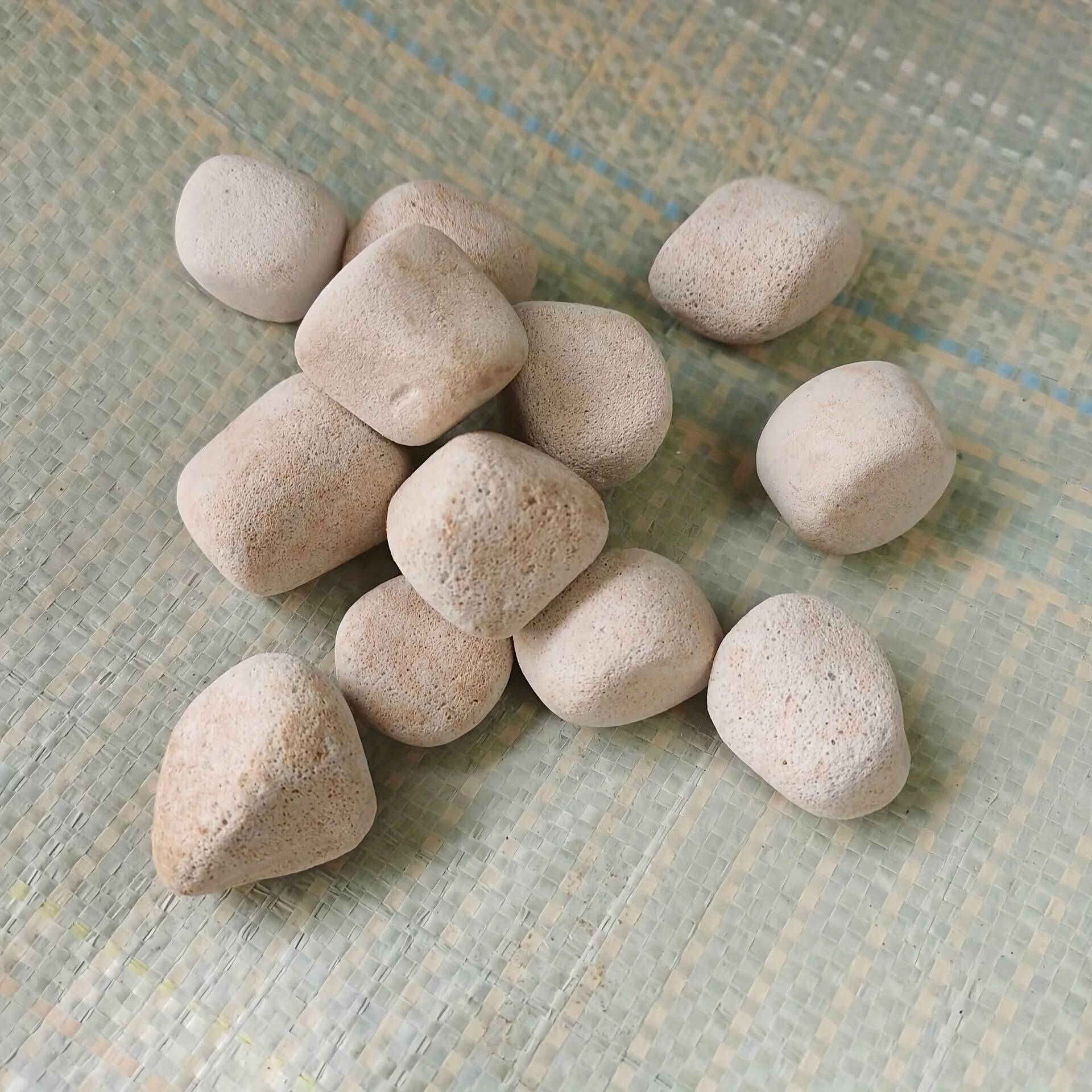 500g artificial pumice jeans stir fried with snowflakes, worn with water, and pumice good abrasion resistance of 2cm