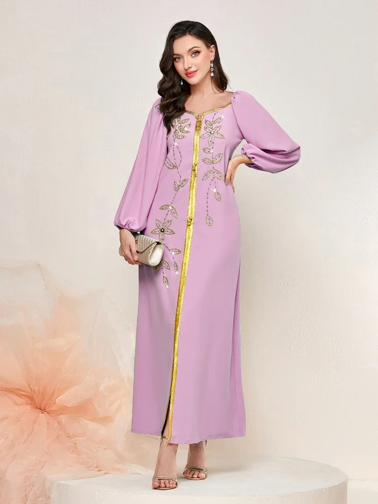 جلابية زيتي لامع بتطريز ناعم