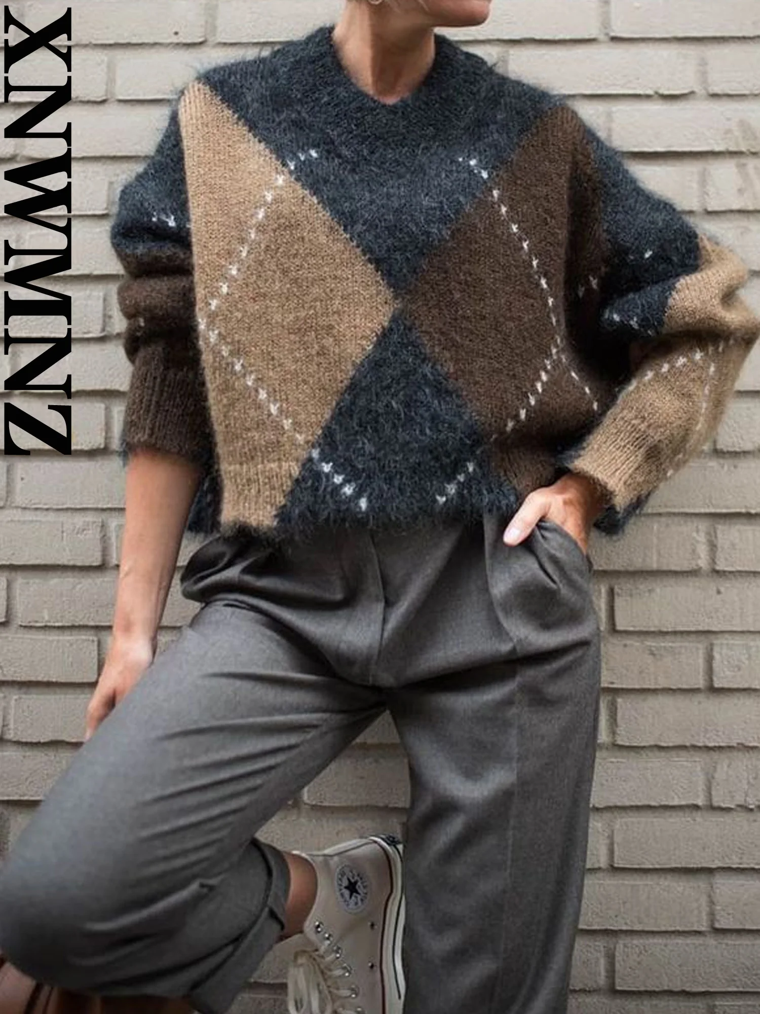 

XNWMNZ Women's Fashion 2023 Autumn/Winter argyle Sweater High Street O Neck Long Sleeve Versatile Female Pullover