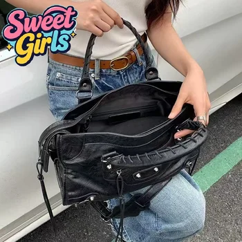 Borsa da cuscino di grande capacità con rivetti alla moda europea e americana Borsa da moto da bowling Borsa da donna a tracolla singola