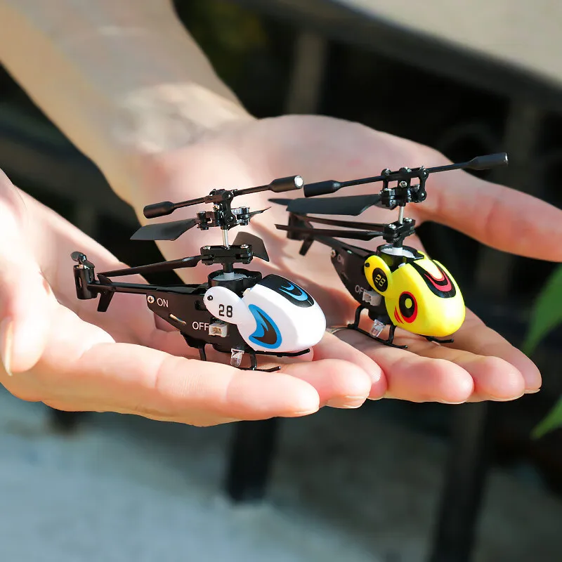 Un enfant tenant le mini drone hélicoptère RC 3.5CH dans sa main, illustrant sa petite taille.