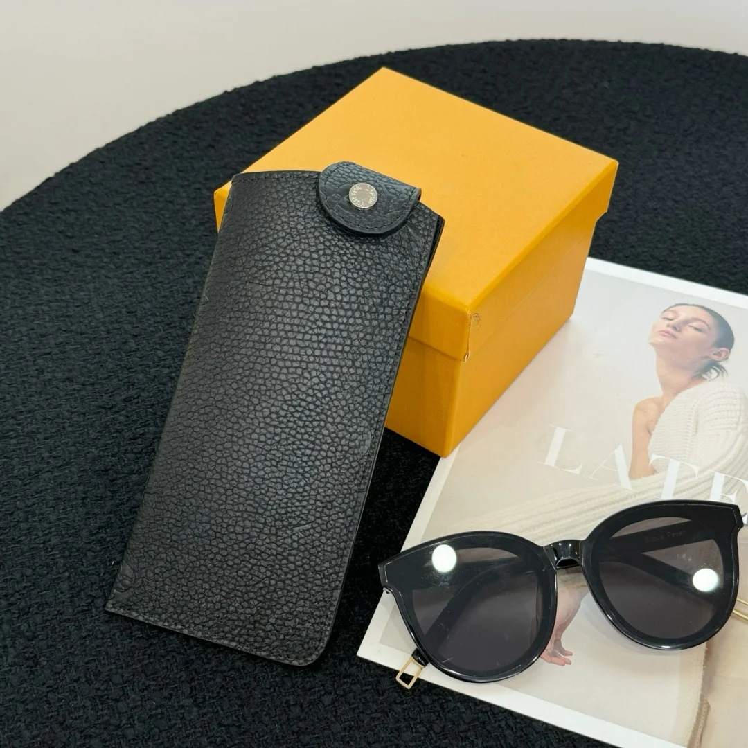 

New High-quality Foldable, Compact and Lightweight Glasses Bag with High-end Buttons, Portable and Niche Printed Long Style