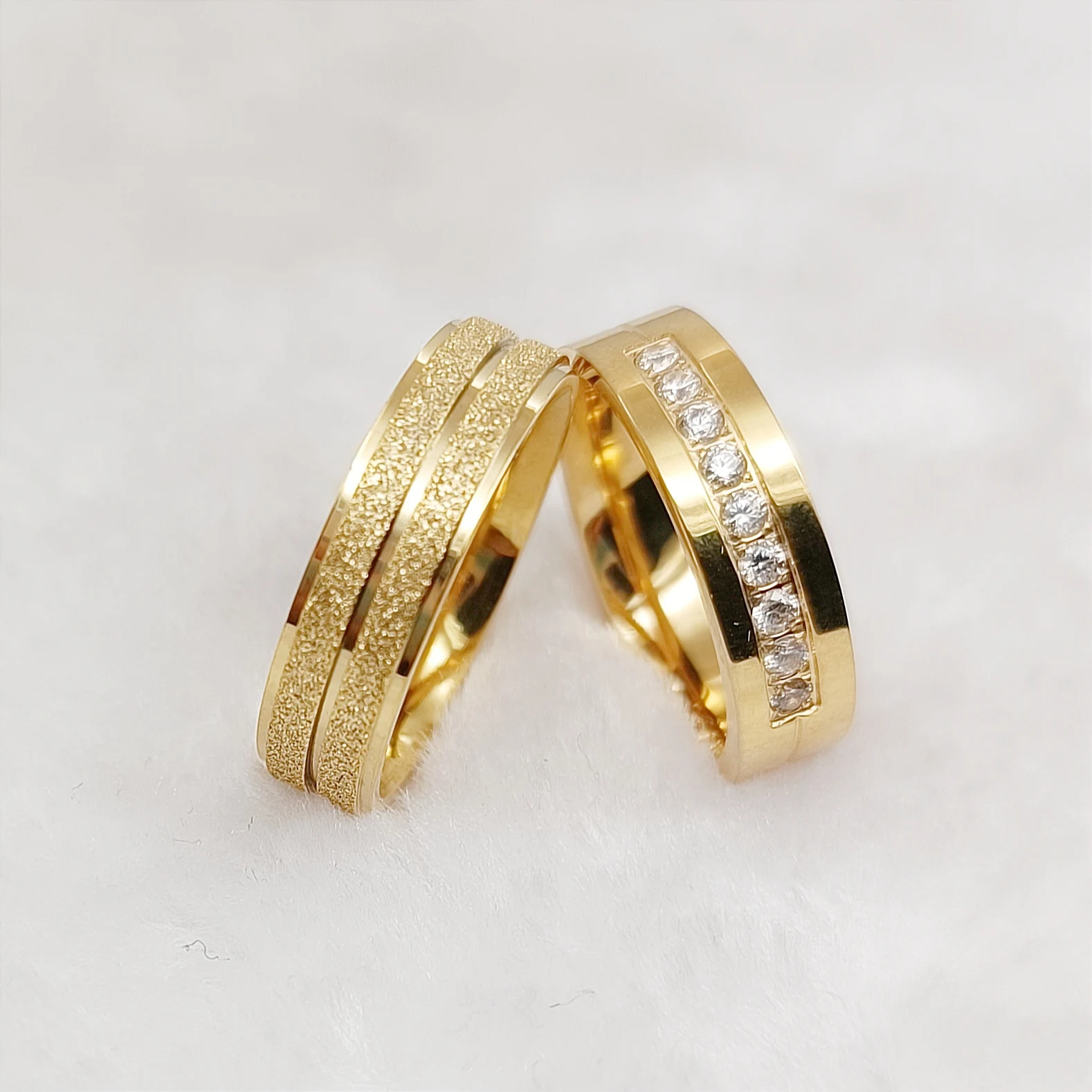 

High Quality Designer Lover's Wedding Rings Jewelry sets For Couples Dubai 18k Gold Emery Plated Stainless Steel Finger Ring
