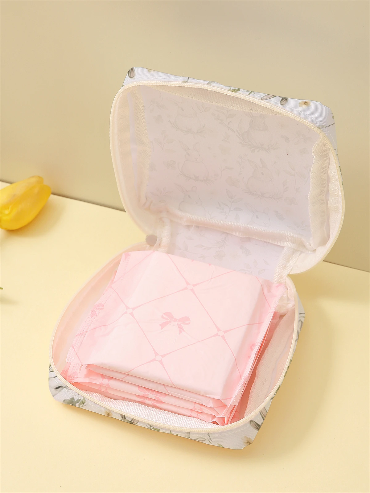 Rabbit printed sanitary napkin storage bag, women's lightweight tissue bag, sanitary tissue bag