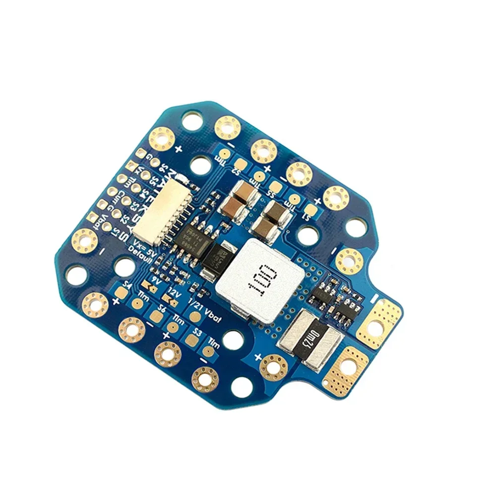 Détail des composants électroniques sur le PDB-HEX haute précision avec BEC 5A pour FPV racing drone, régulateurs de tension et condensateurs.