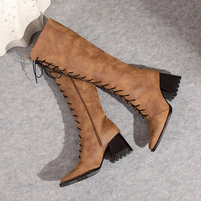 Zwarte suede laarzen over de knie met brede hak