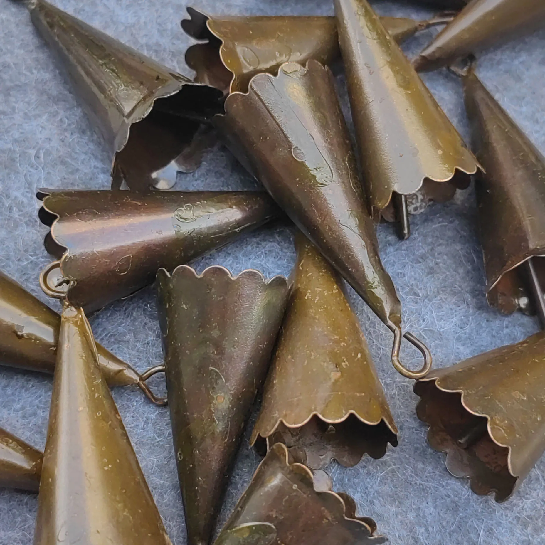 Rustic Iron Tin Metal Vintage jingle Bells rusty trumpet Bells for garland Crafts Wreath Holiday Ornaments Christmas deco 12pcs vintage jingle bells