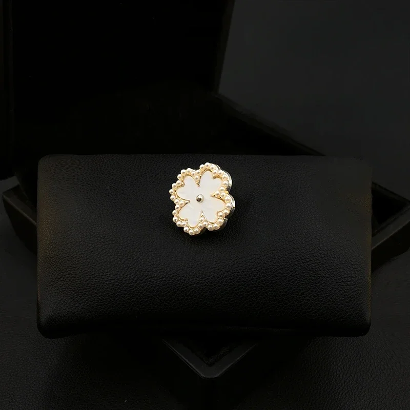 Classic Fashion Four-Leaf Clover Brooch Magnetic Buckle Anti-Exposure Ornament Collar Pin Clothes Accessories Pearl Jewelry 5383