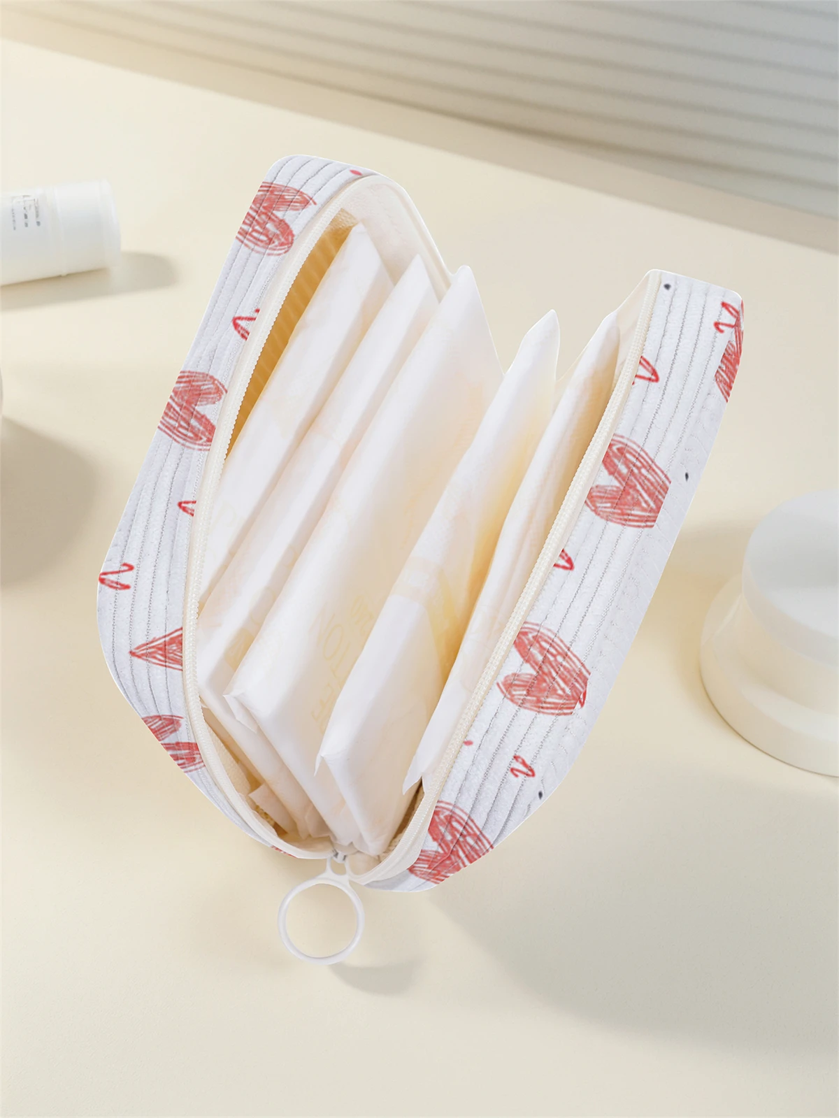 Love pattern printed sanitary napkin storage bag, women's lightweight tissue bag, sanitary tissue bag
