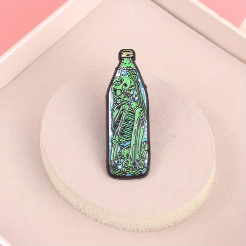 Dunkler Humor-Emaille-Anstecknadel mit Totenkopf-Flasche. Emaille-Broschen im Design eignen sich für Broschen für Modeliebhaber für Frauen