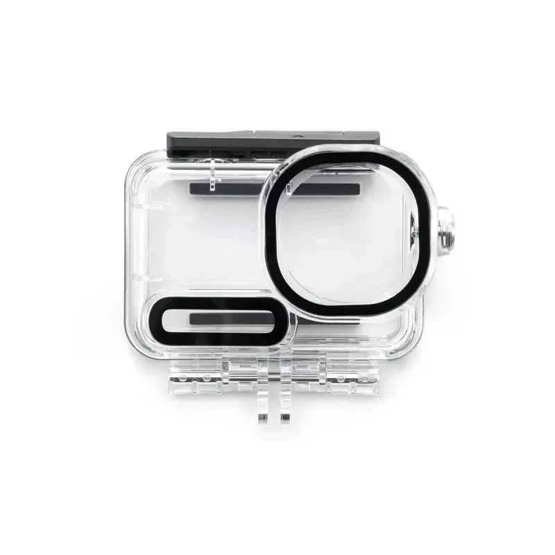 Étui étanche DJI Osmo Action 6 avec kit accessoires plongée, sous l'eau avec des bulles, démontrant la protection 60m.