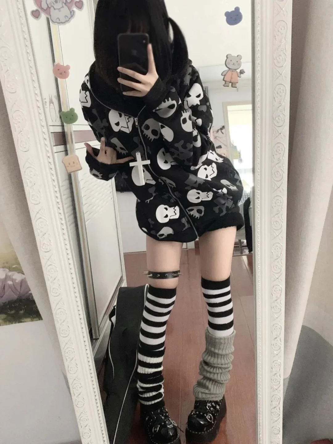 Kapuzenpullover mit Reißverschluss und Totenkopf - True Deals Club