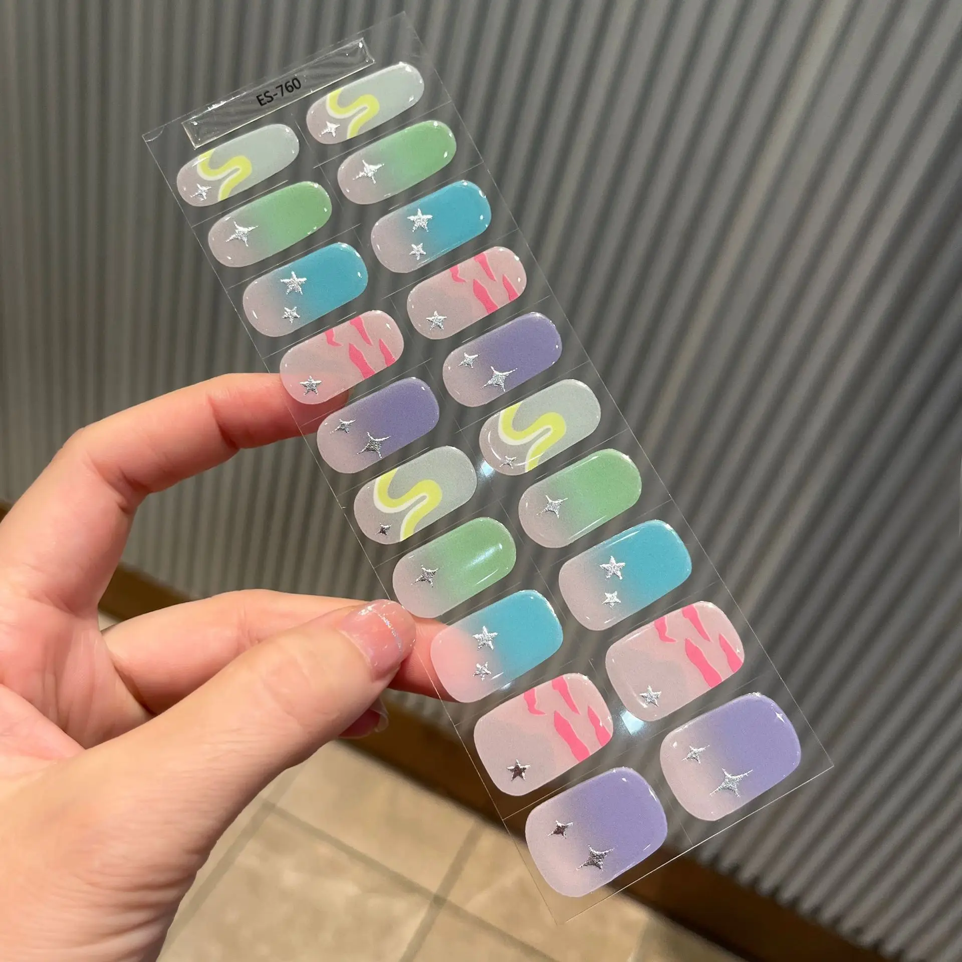 20 Stück Semi-Cured Gel-Nagelstreifen, Glitzer-Weihnachts-Gel-Nagelaufkleber mit UV-Licht erforderlich, Salonqualität, einfach anzubringen und zu entfernen – Detail 7