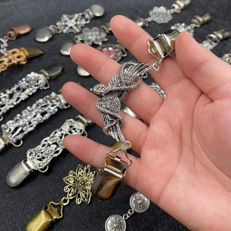 

Retro Clothing Windbreaker Shawl Clip Ladies Anti-fade Sweater Clip With Connecting Button Fashion Brooch Clip Accessories