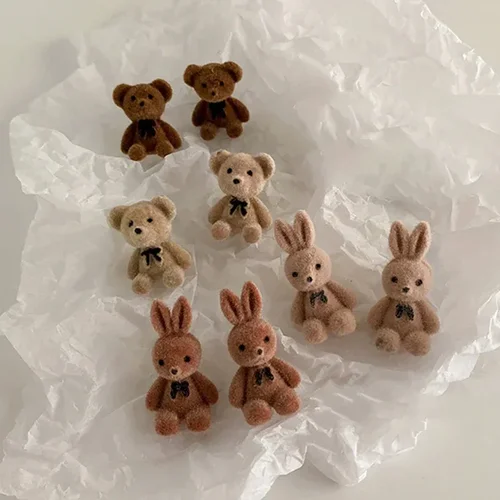 우아함과 귀여움이 공존하는 플러시 토끼 곰 스터드 귀걸이 추천