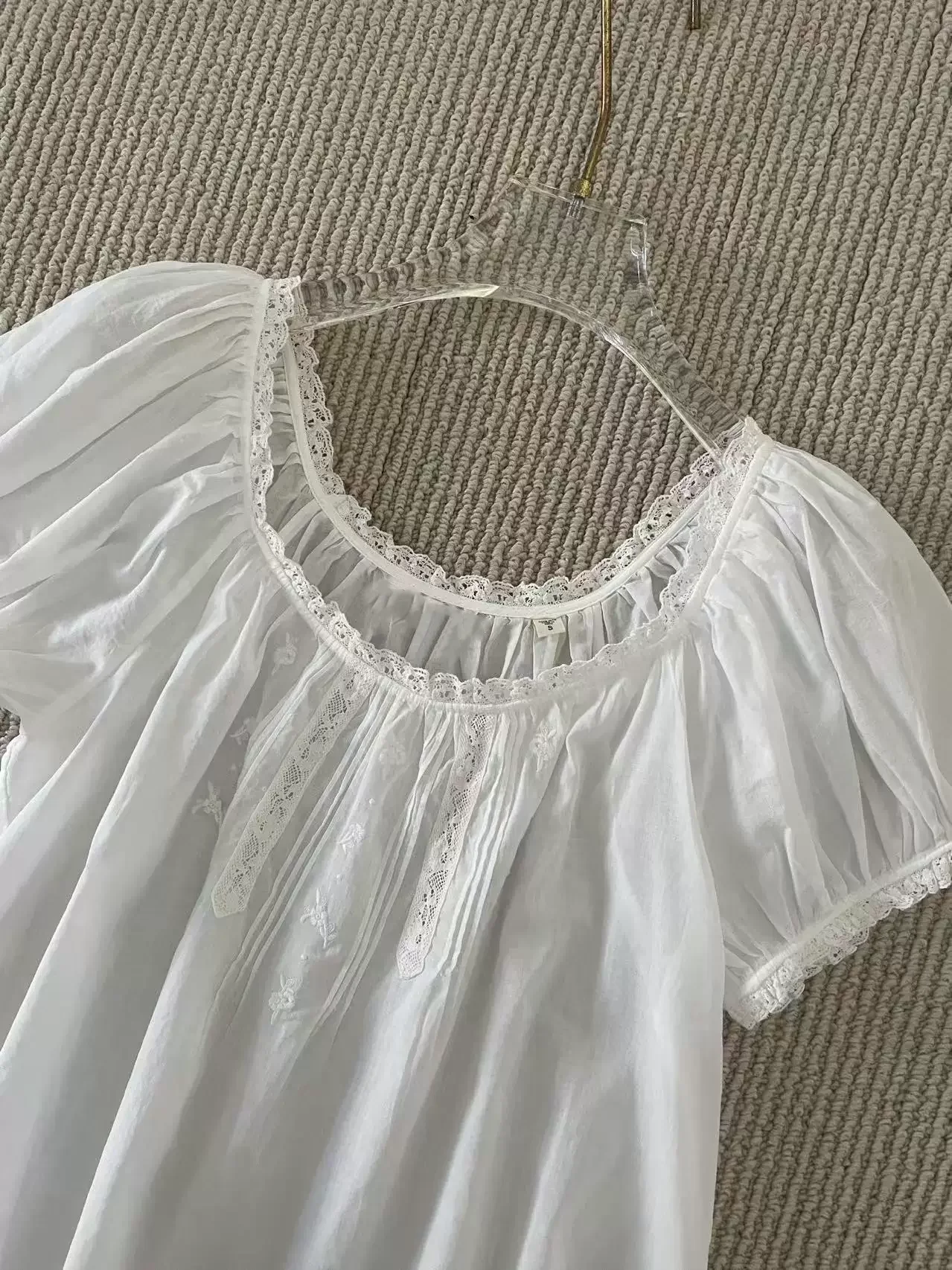 Camicetta Bianca da Donna con Cuciture in Pizzo, Ricamo Floreale, Collo Tondo, Maniche a Sbuffo, Vestibilità Ampia, 100% Cotone - immagine 2