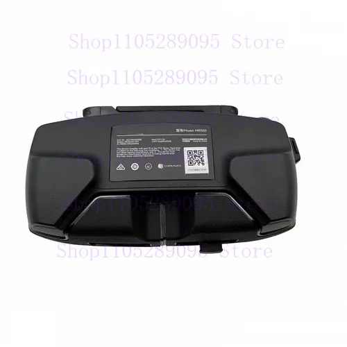 Mains tenant la télécommande d'origine DJI Mavic Mini / Mini Se, contrôle précis pour le vol