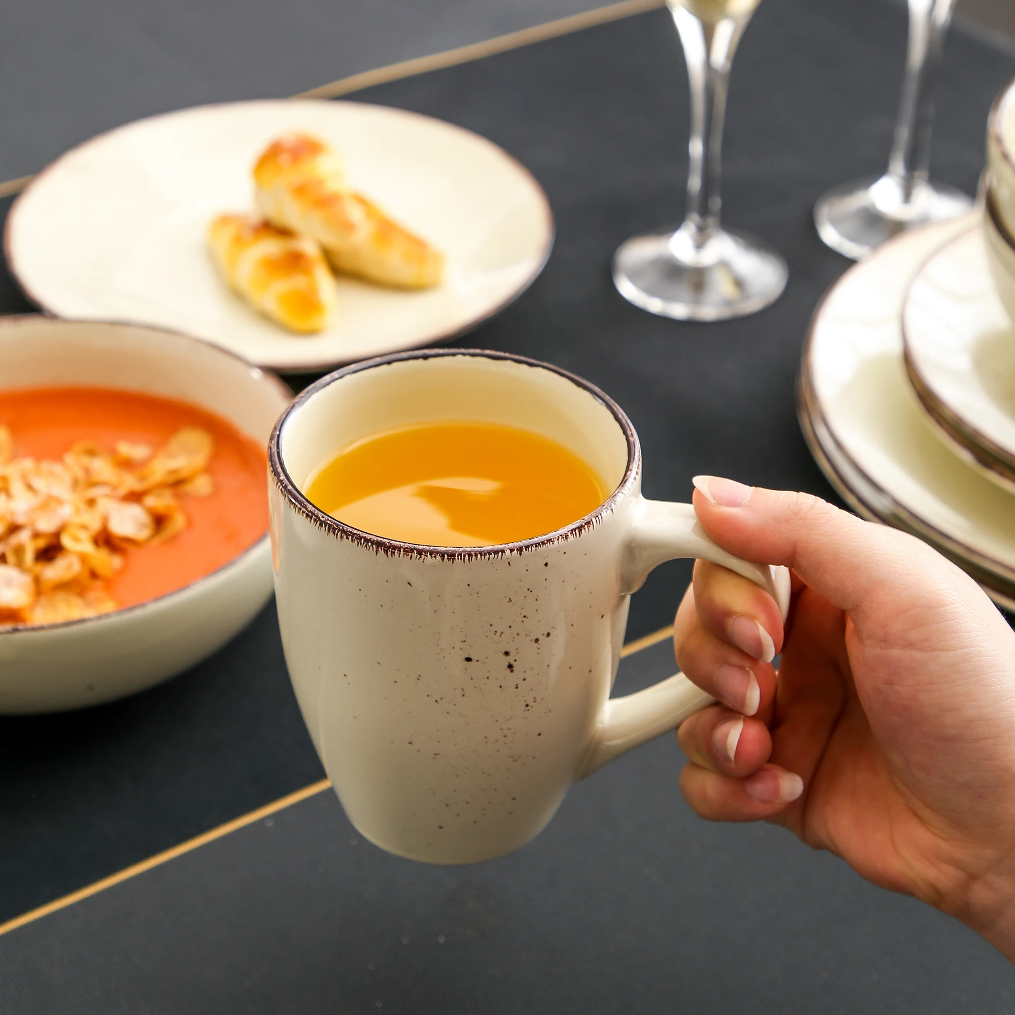 Vancasso Navia 16/32 – Teiliges Steinzeug-Keramik-Geschirrset mit 4-teiligem Speiseteller, Dessertteller, 800-ml-Schüssel, Becher-Geschirr-Set – Detail 11
