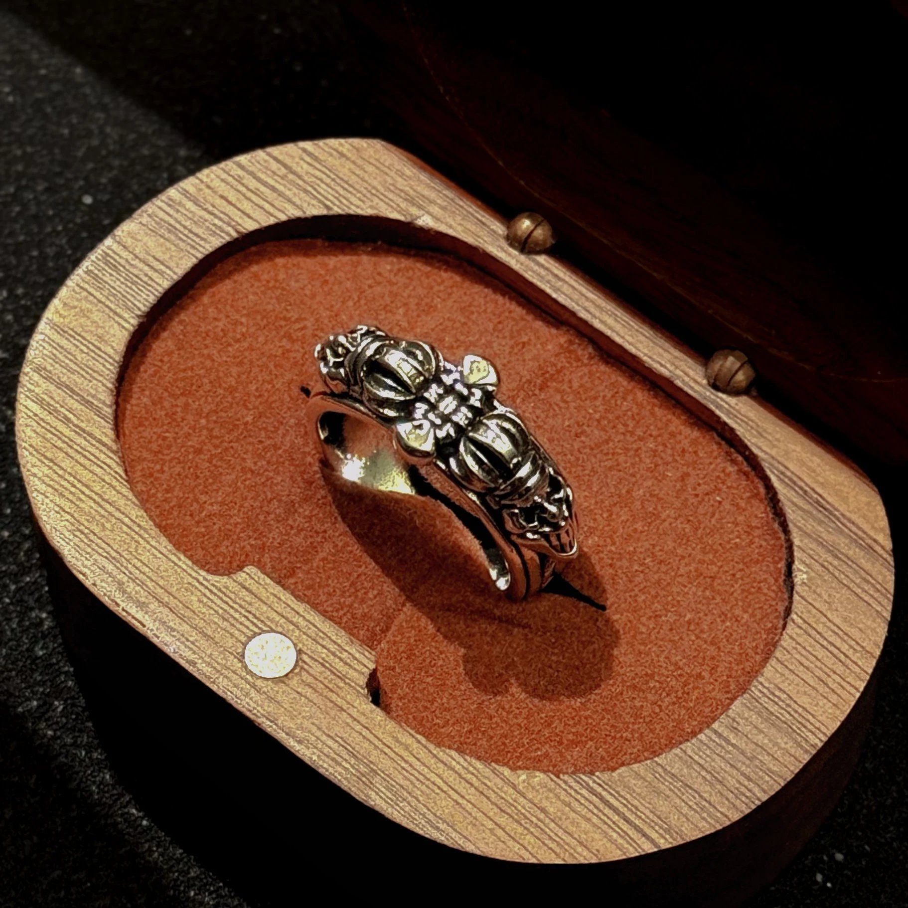 Retro Crown Jokers Verstellbarer offener Ring für Männer versilbertes Kupfer Punk Gothic Edgy Schmuck Biker Zubehör Halloween Geschenk – Detail 15